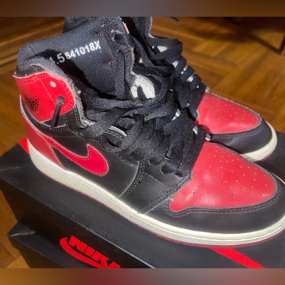 Air Jordan 1 “Bred Black & Red

size 4.5Y fits a women’s 6.5-7

2016